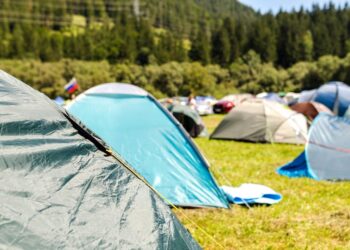 Essential Off Grid Outdoor Living Guide: Top 10 Must-Have Tools and Tips